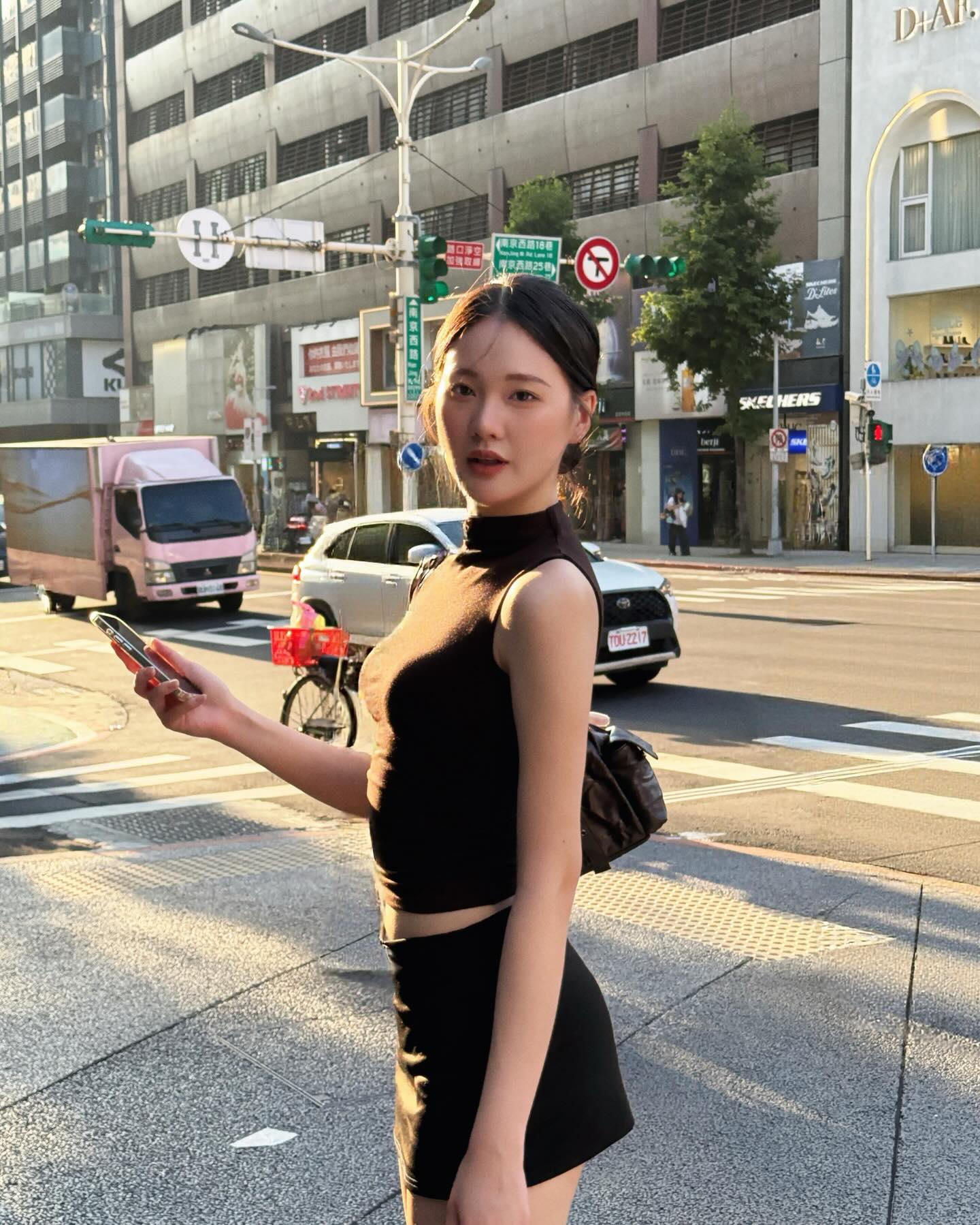 syuansyuan_na黑色高领露脐背心配迷你裙，台湾街头都市风