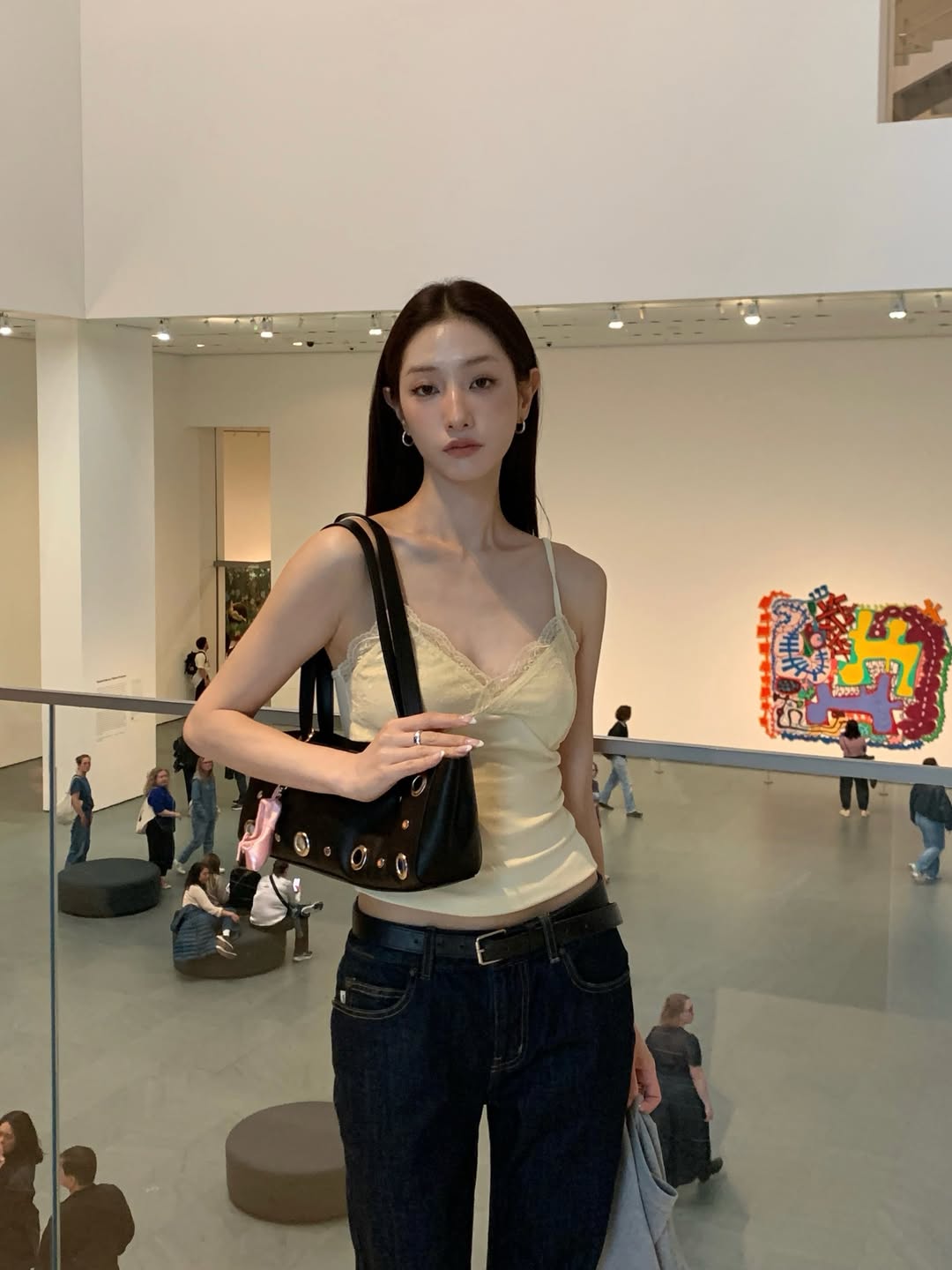 Hoiinni 奶油黄蕾丝吊带配深蓝复古牛仔裤