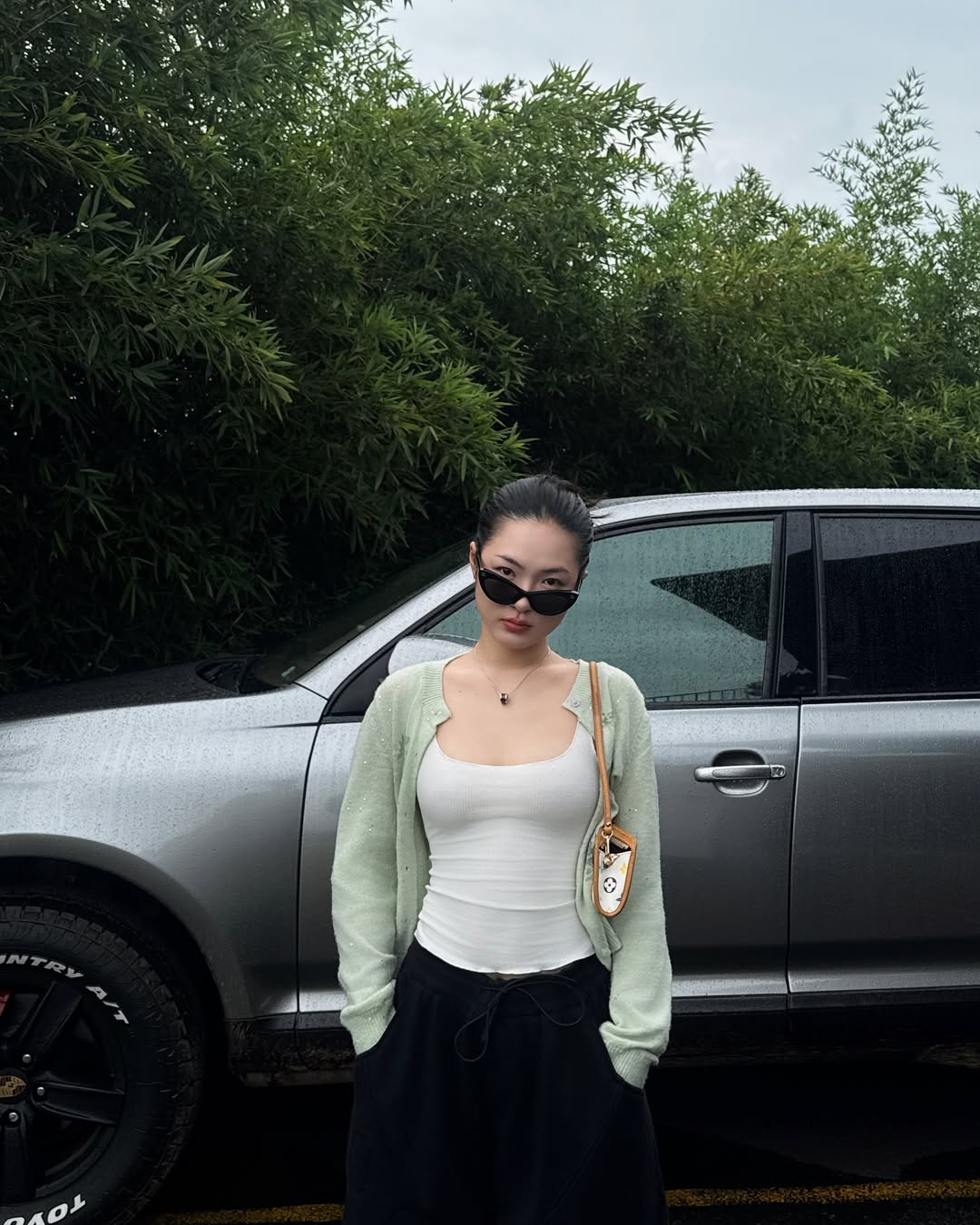薄荷绿开衫配白背心黑阔腿裤，lynhci__轻法式慵懒风