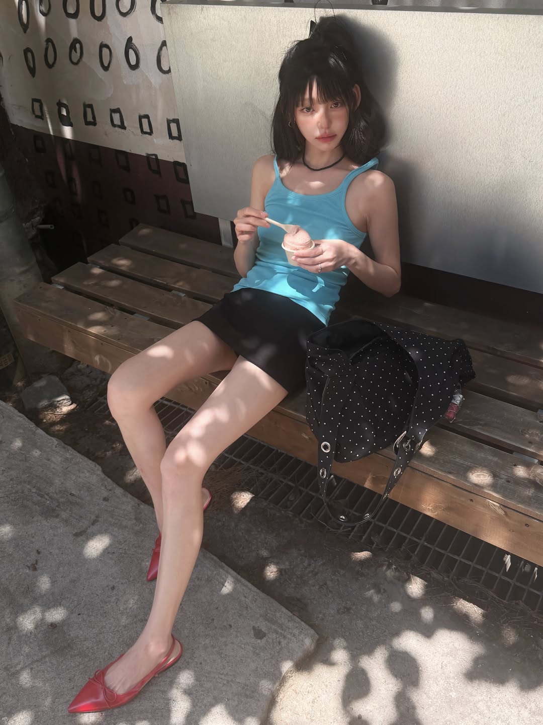 Nnino亮青色罗纹背心配黑缎面短裙