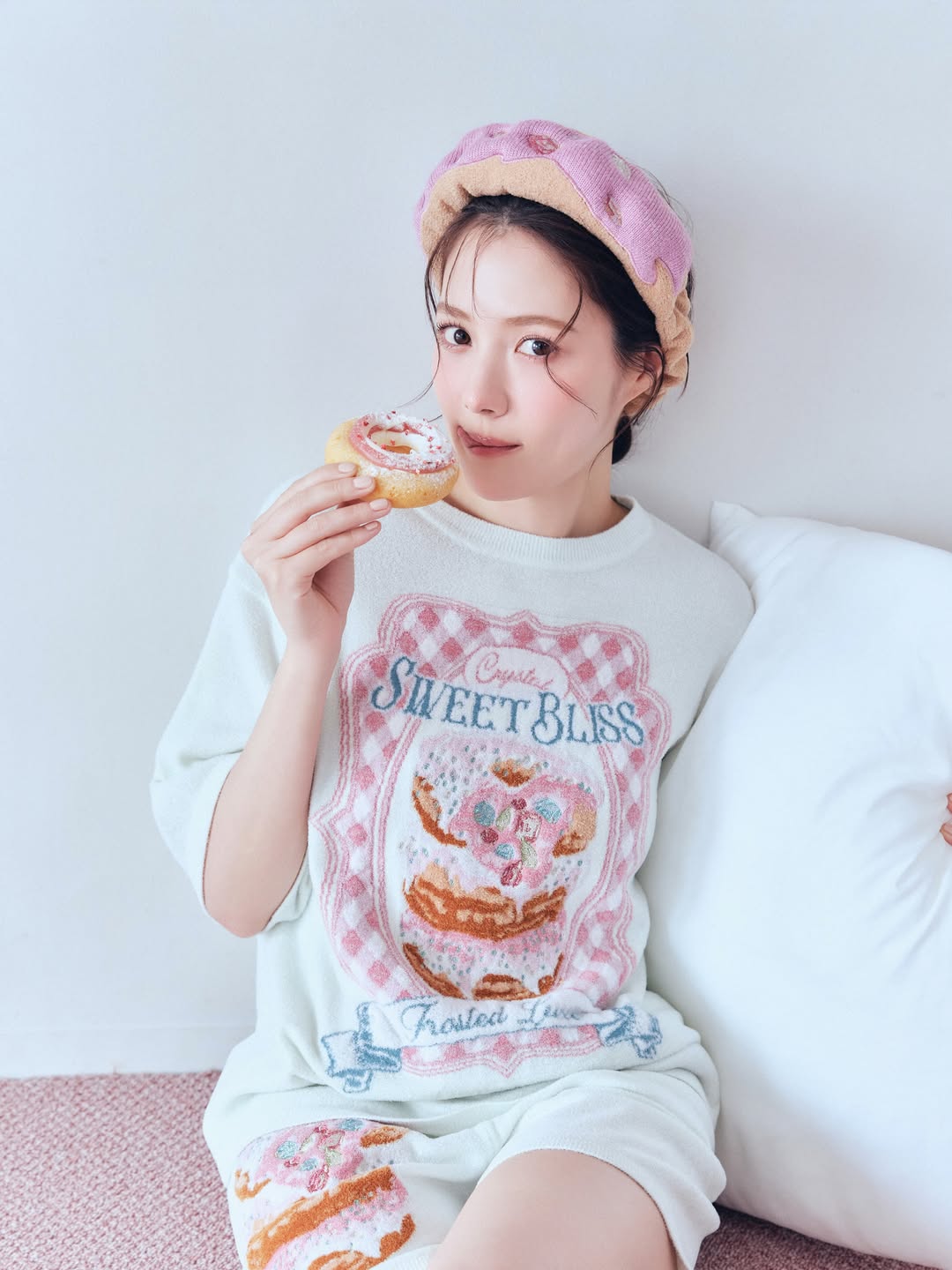 tori_luna0310白色甜甜圈印花卫衣套装配粉色贝雷帽