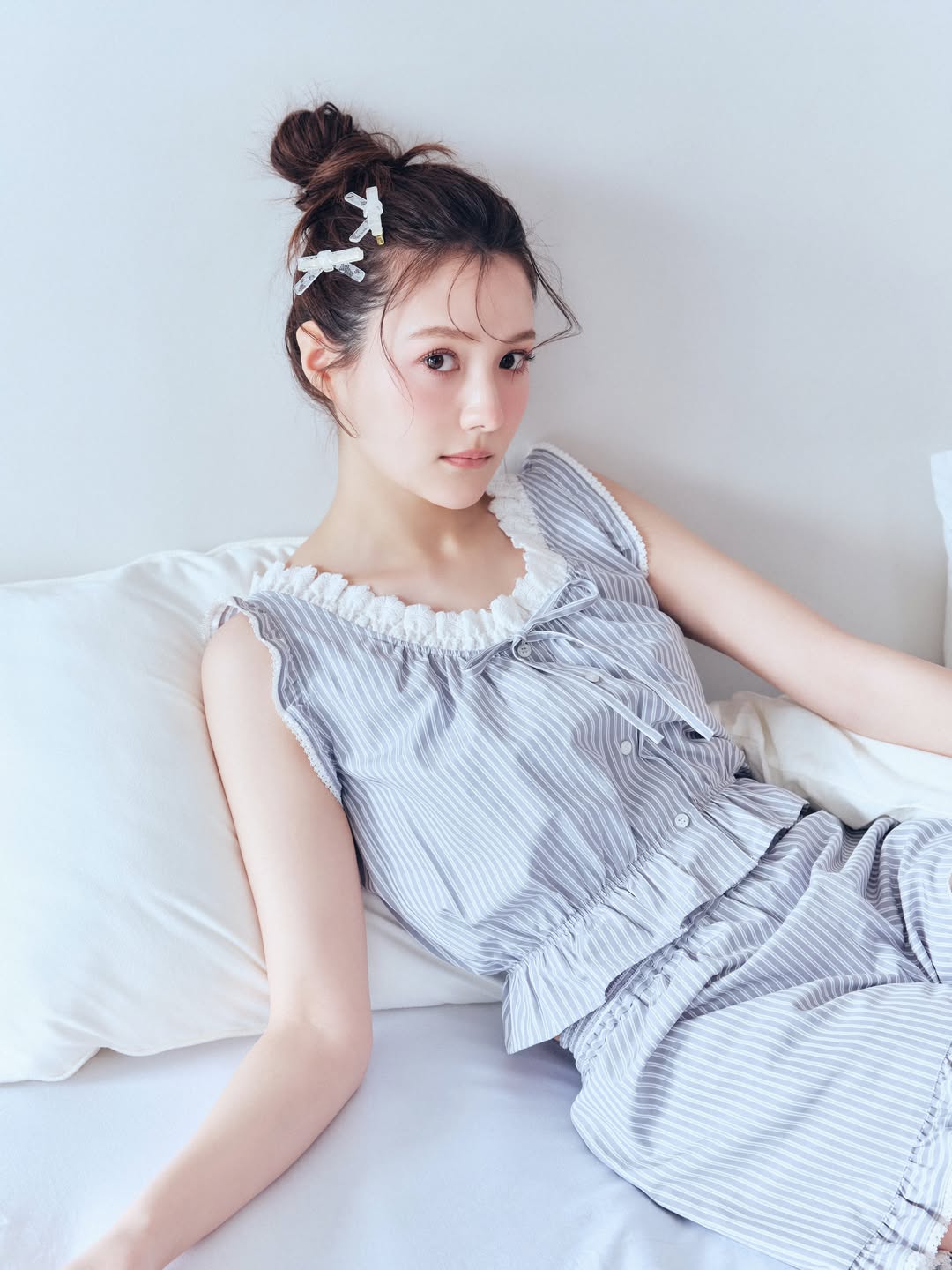 tori_luna0310灰白条纹无袖上衣配条纹短裤蝴蝶结发夹