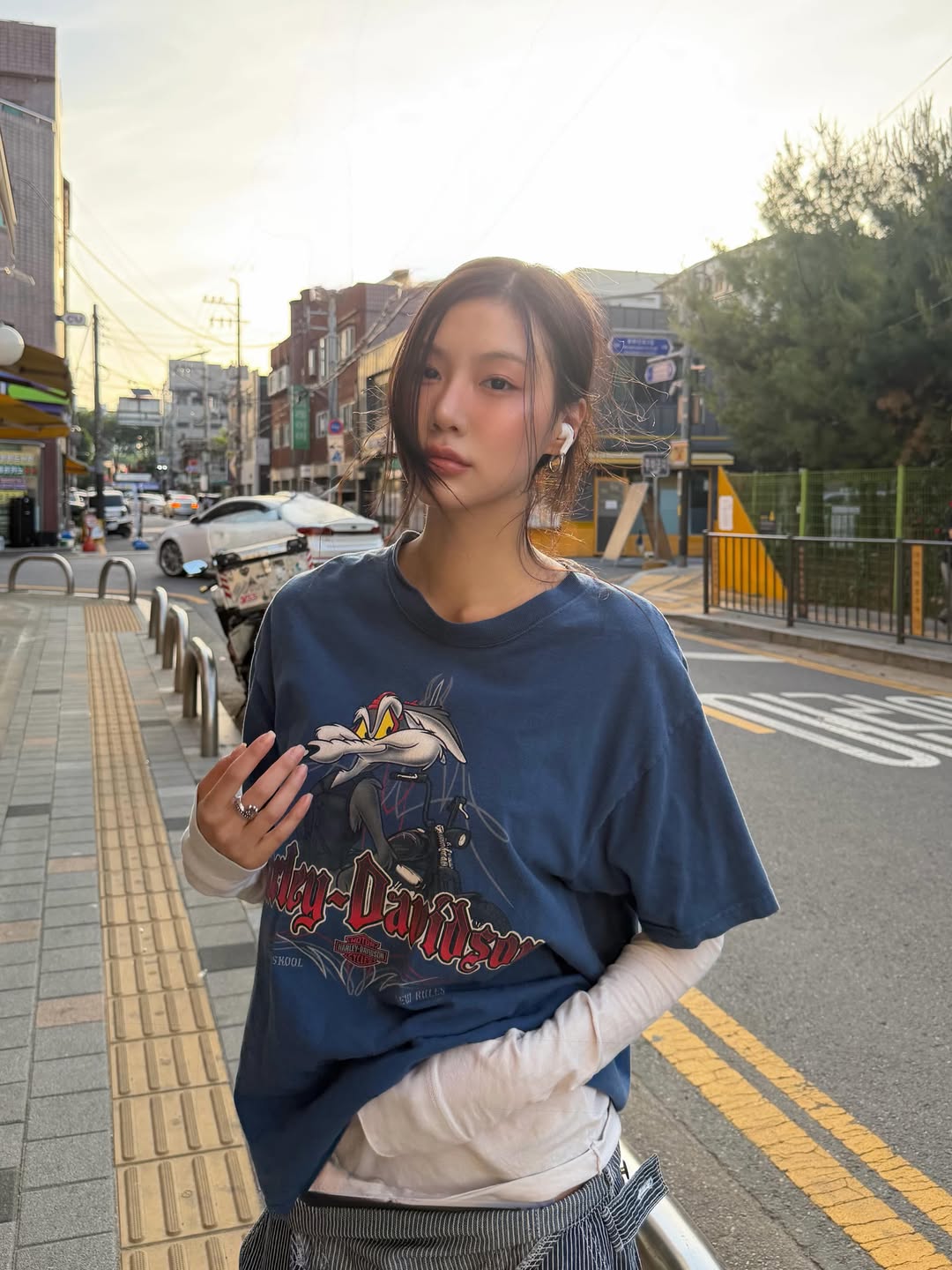 藏蓝色哈雷印花T恤配米白色内搭，jungha.0复古美式街头风