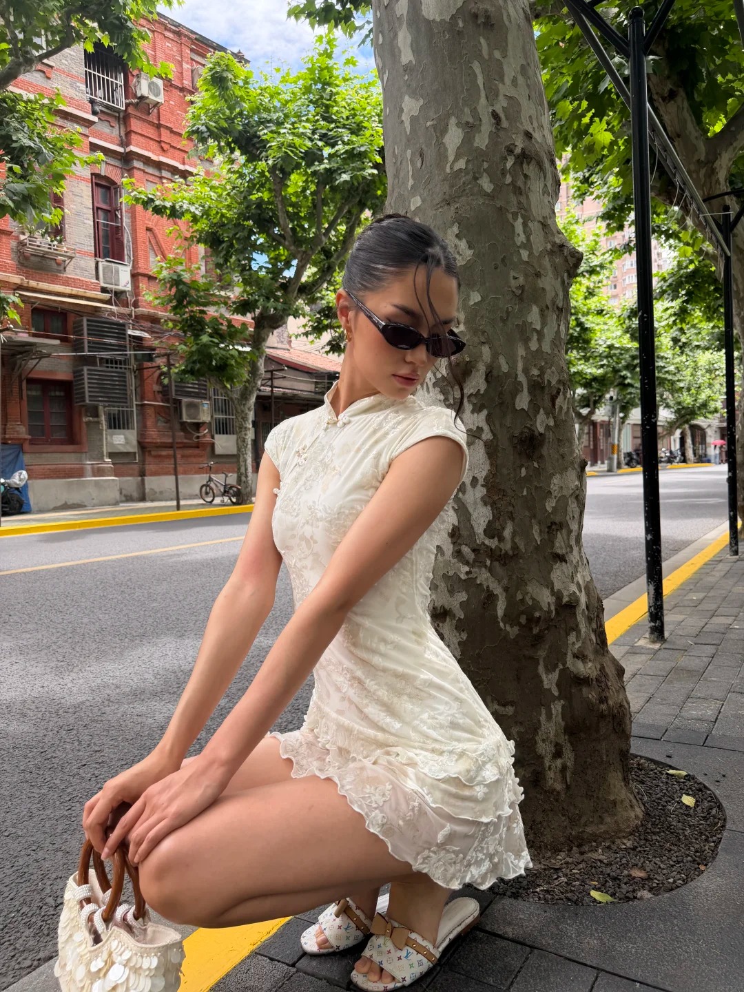 白色改良旗袍短裙配彩色老花凉拖，phuongthao.1109新中式甜辣风