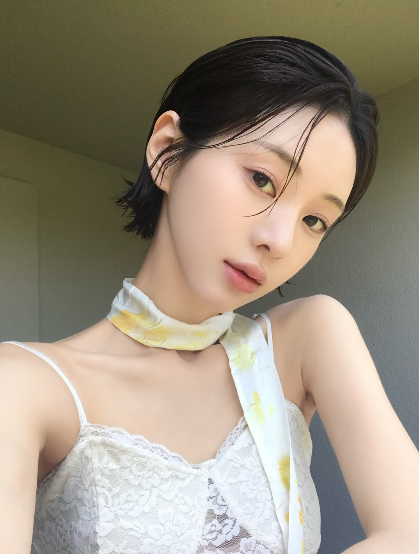 白色蕾丝吊带背心配黄白碎花丝巾，roseungju清纯仙气风