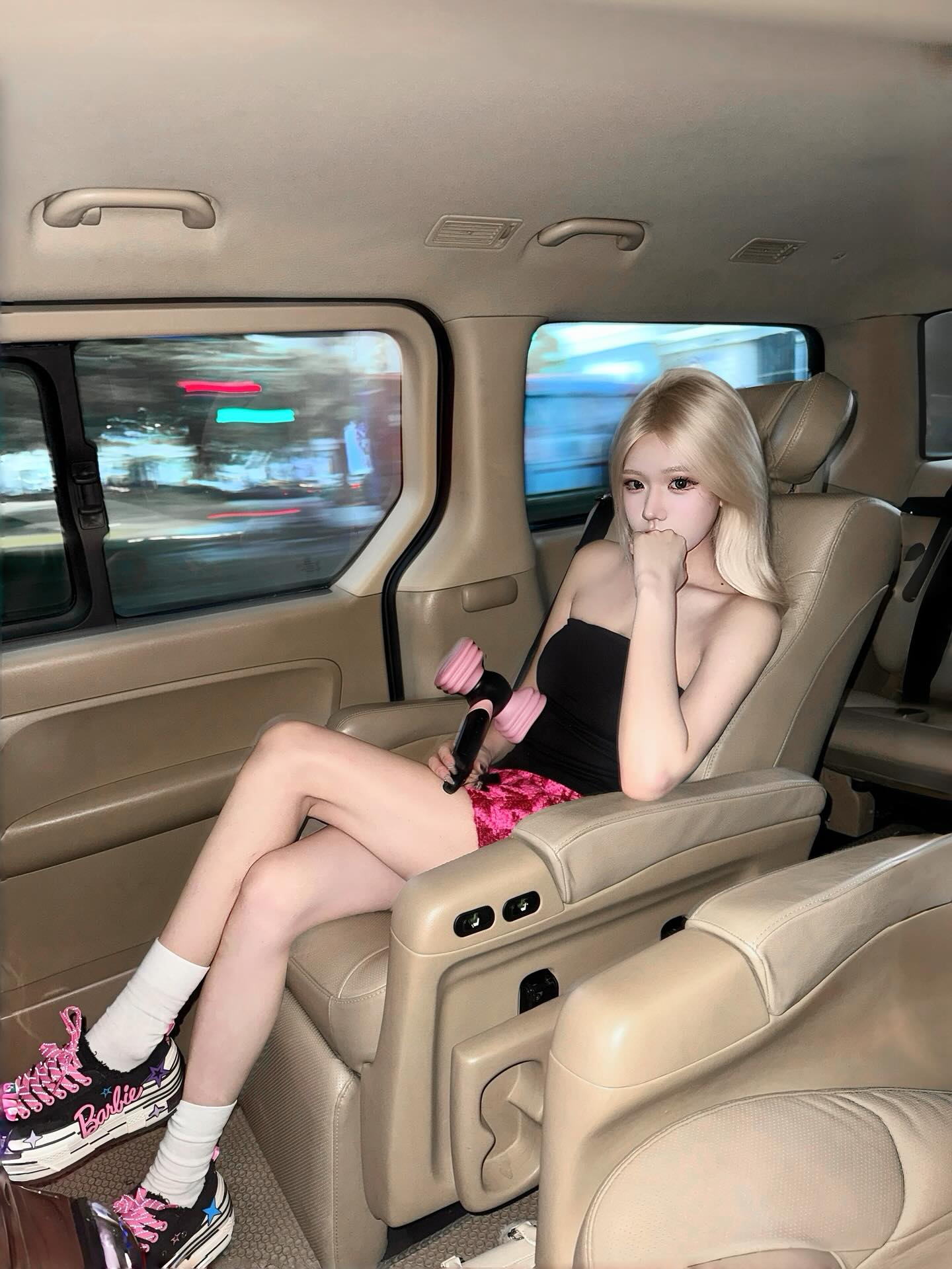 ireneyyang黑色抹胸配玫红短裙，车内甜酷芭比穿搭