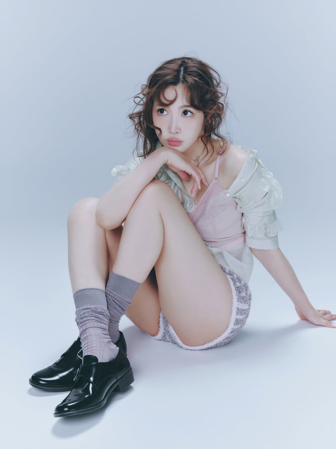 林娜琏粉绿叠穿配灰袜，慵懒少女居家风