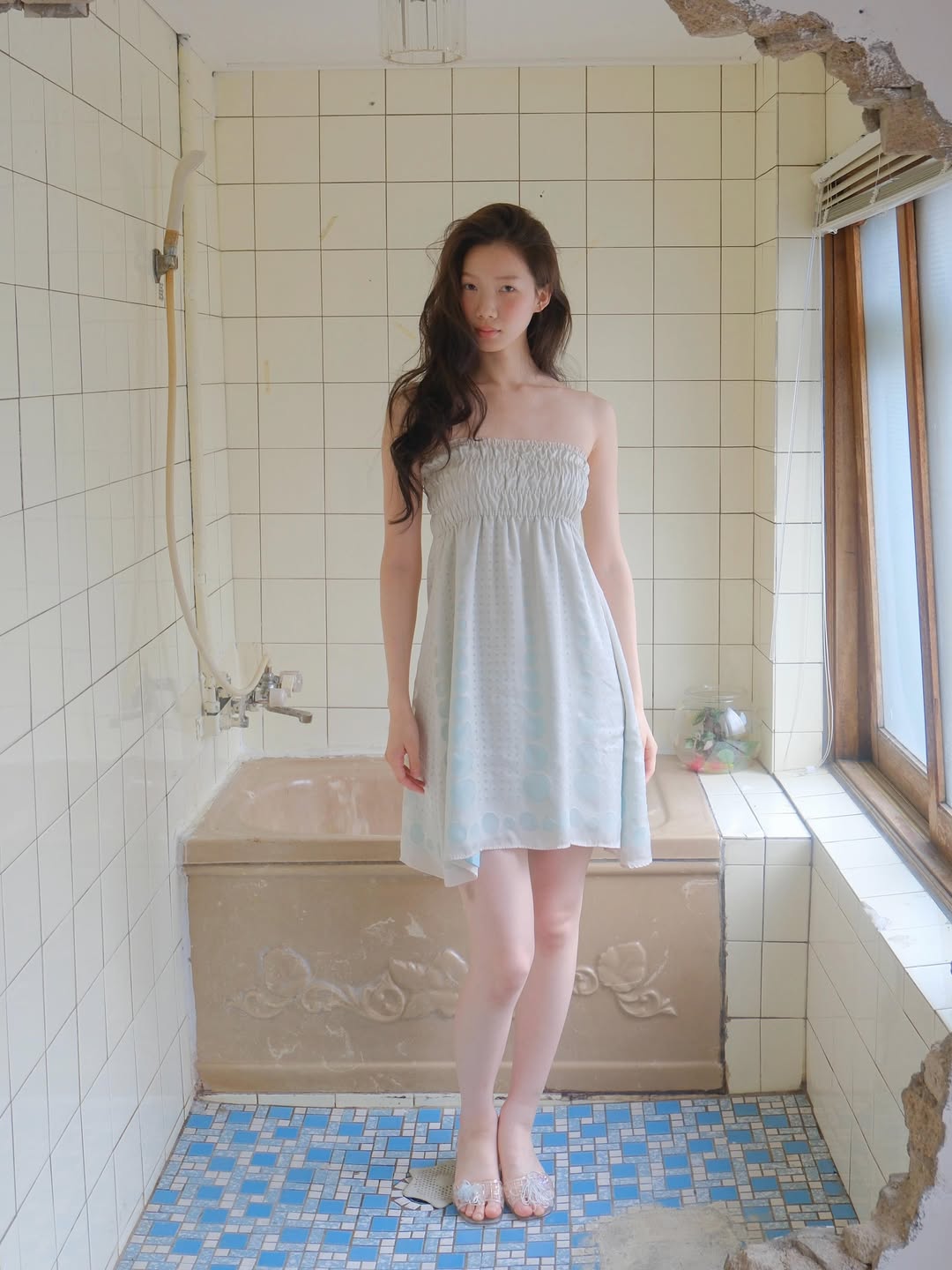浅灰抹胸褶皱连衣裙，hieyaaa 韩系清新少女慵懒风