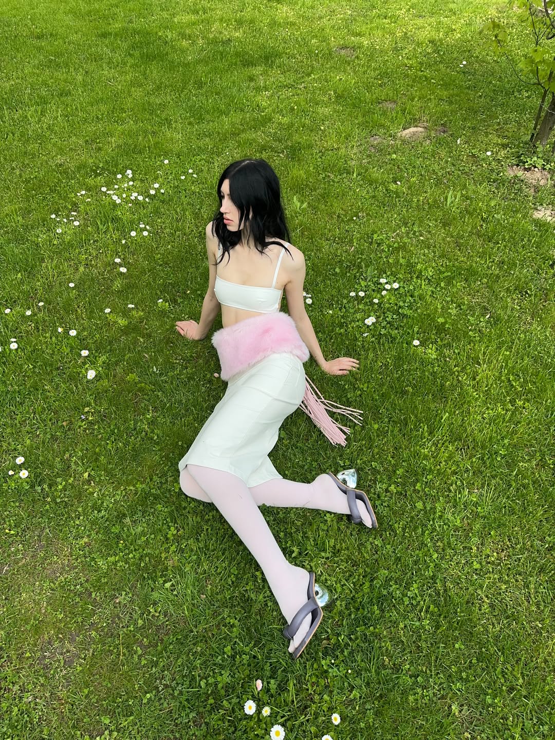 白色吊带短上衣配粉色毛绒腰封，sentimentalmary 甜酷草地风