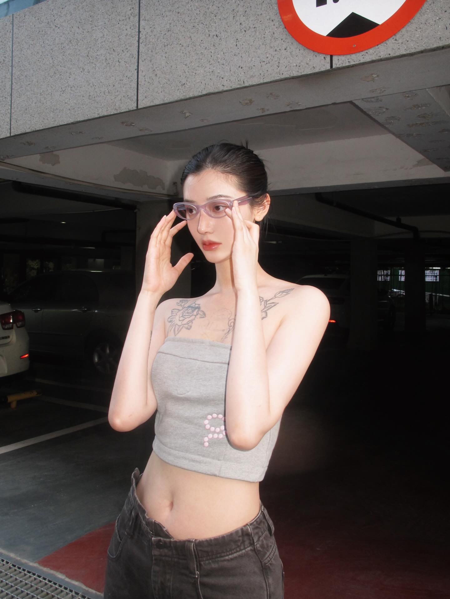 灰色抹胸配低腰牛仔长裤，songweimeizhi 街头辣妹千禧风