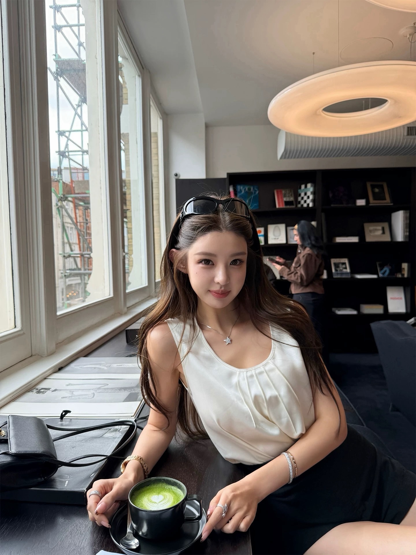 白色缎面U领背心配黑色下装，dewgi_net 韩系精致下午茶风