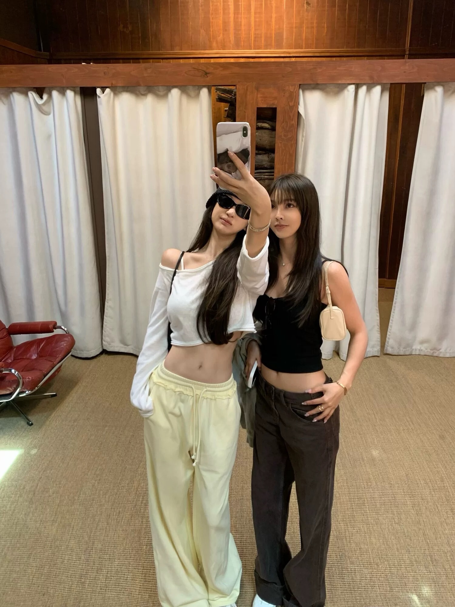 露肩短上衣配淡黄运动裤，dewgi_net Y2K辣妹闺蜜穿搭