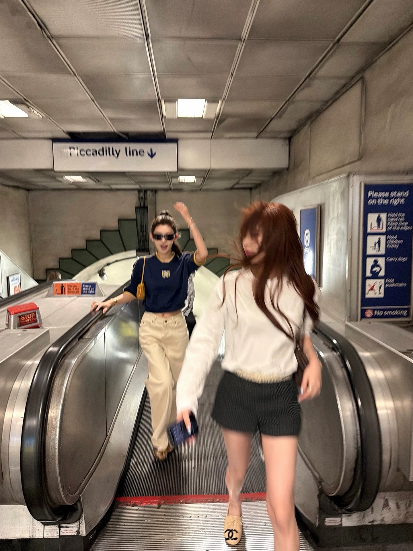 黑色吊带背心配白色阔腿裤，dewgi_net 黑白极简通勤风