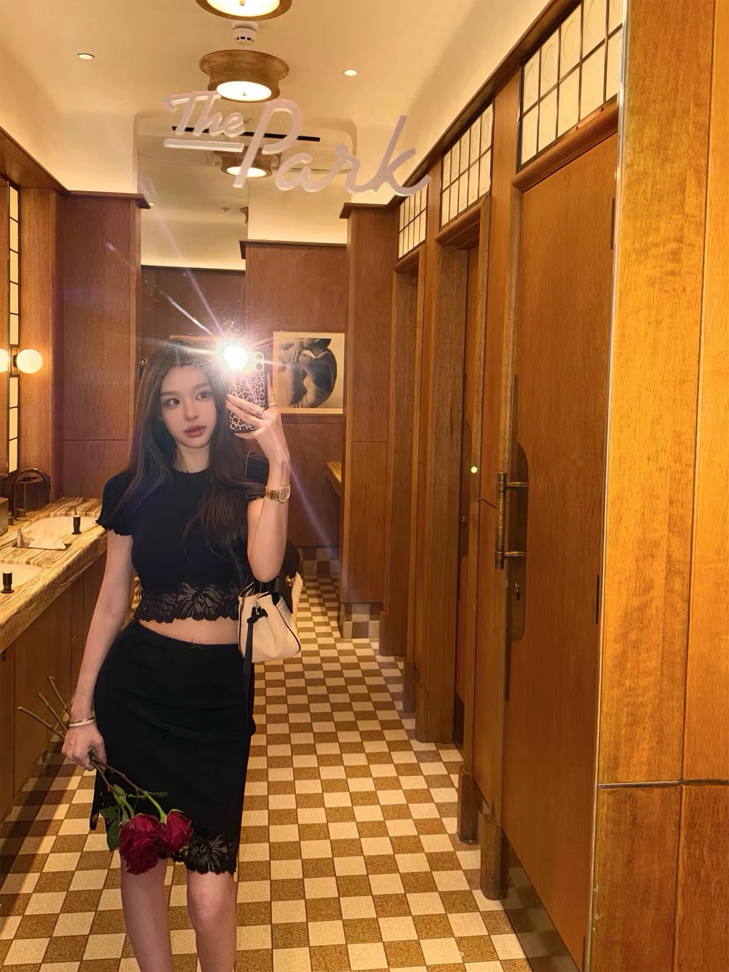 黑色吊带背心配白色高腰短裤，dewgi_net 极简黑白辣妹风-街拍look