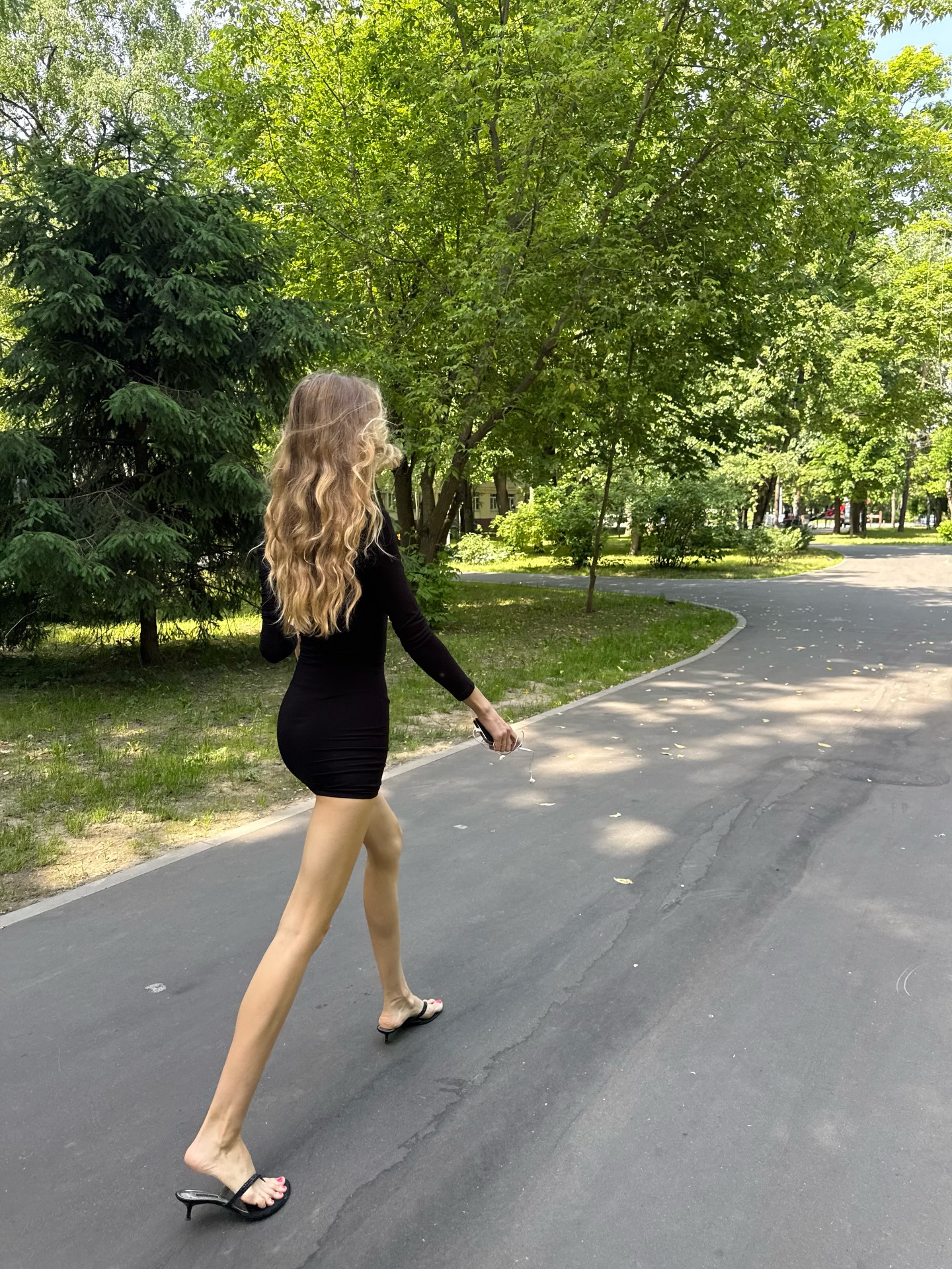 imilenaioanna黑色紧身连衣裙配细跟凉鞋，欧美极简性感街拍