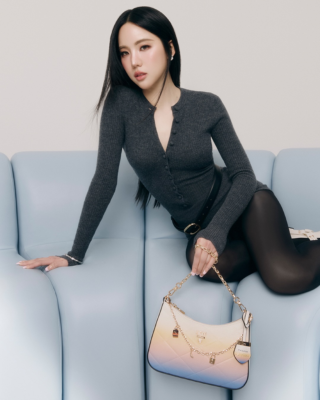 lynaccs深灰针织开衫配黑色短裤，韩系轻奢通勤低调性感