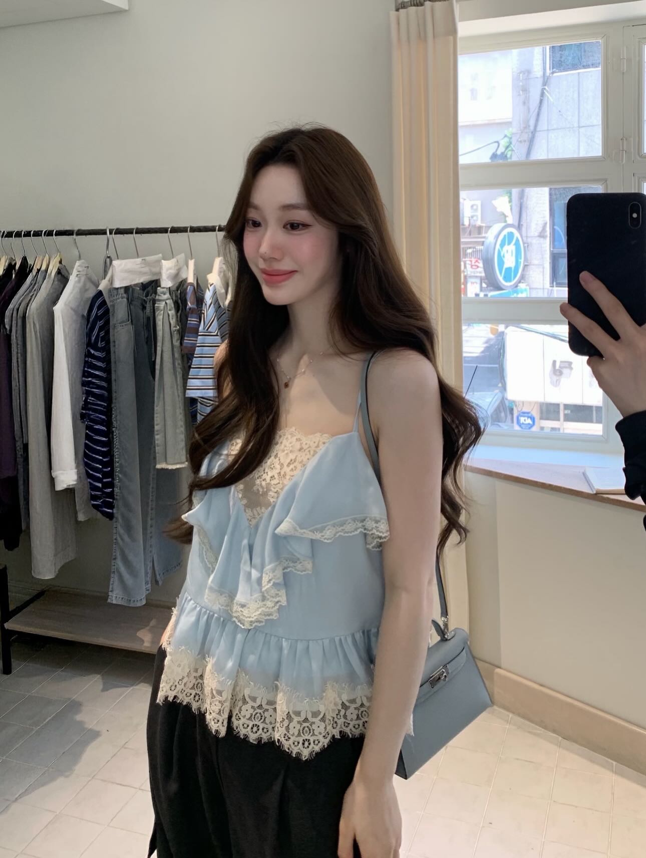 fair_mua婴儿蓝蕾丝吊带配黑色阔腿裤，韩系甜美温柔通勤