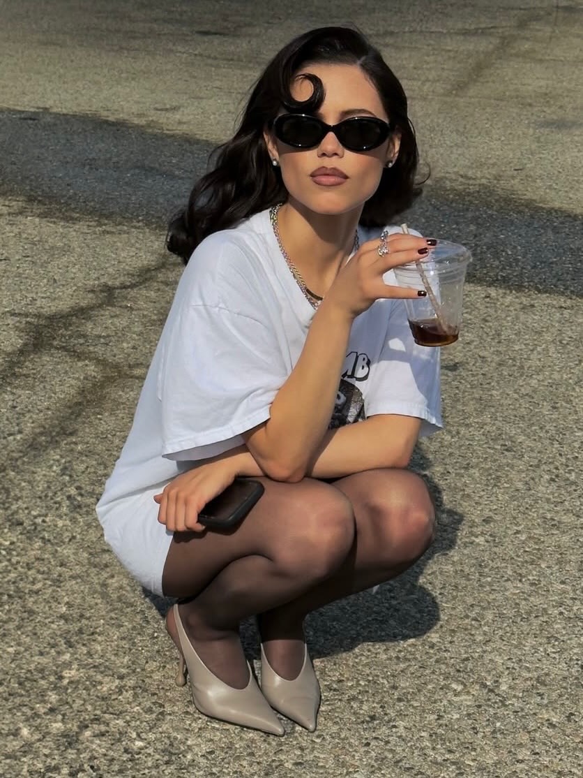 jenna.mexicoo白色印花T恤下衣失踪配黑丝，复古辣妹街头性感