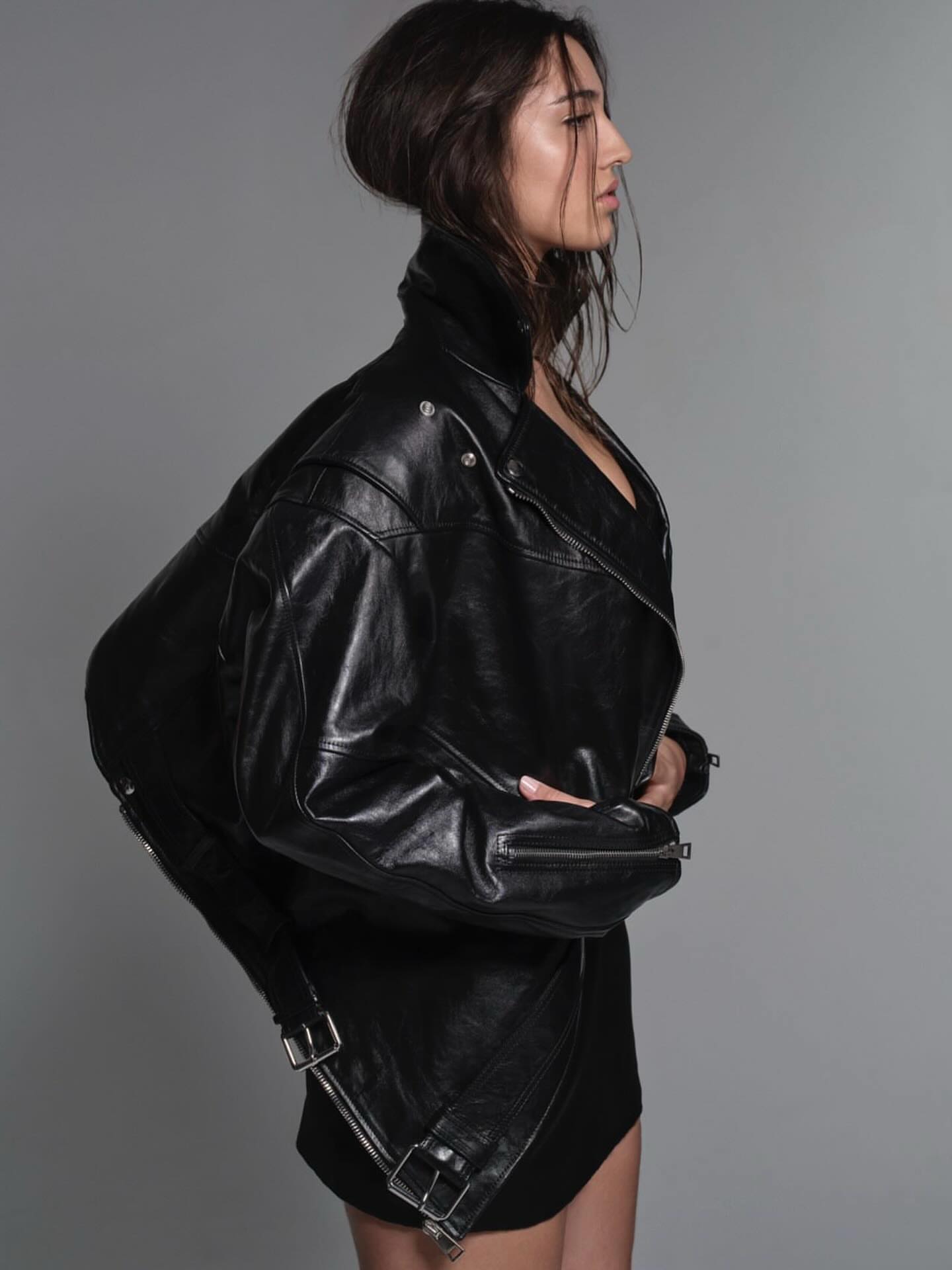 karinmodels黑色皮夹克配高领连体衣，机车风暗黑摇滚中性帅气