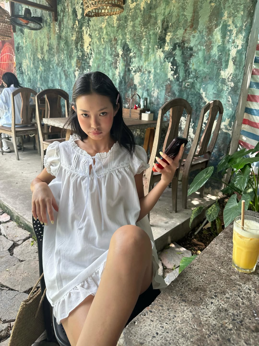 miyou白色蕾丝娃娃衫配厚底凉鞋，法式甜酷少女浪漫度假风