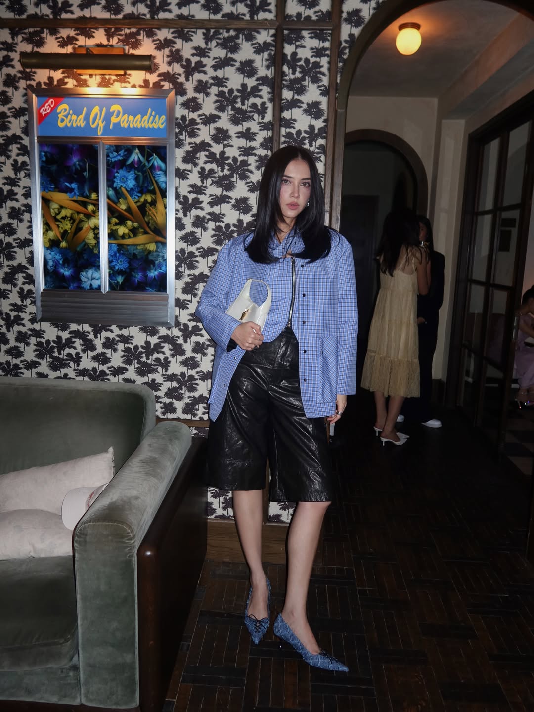 sara_legge浅蓝格纹夹克配皮质百慕大中裤，复古摩登中性都市酷感