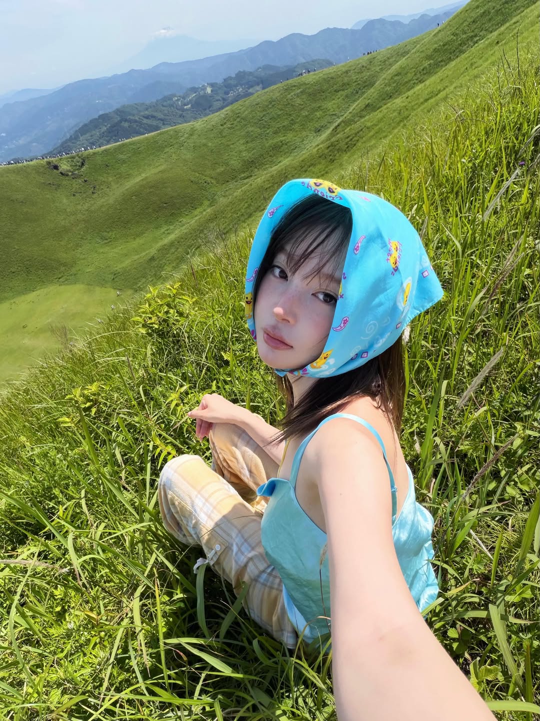 Huyuivv天蓝色卡通头巾配吊带胸衣浅黄格纹裤，Y2K千禧辣妹户外风