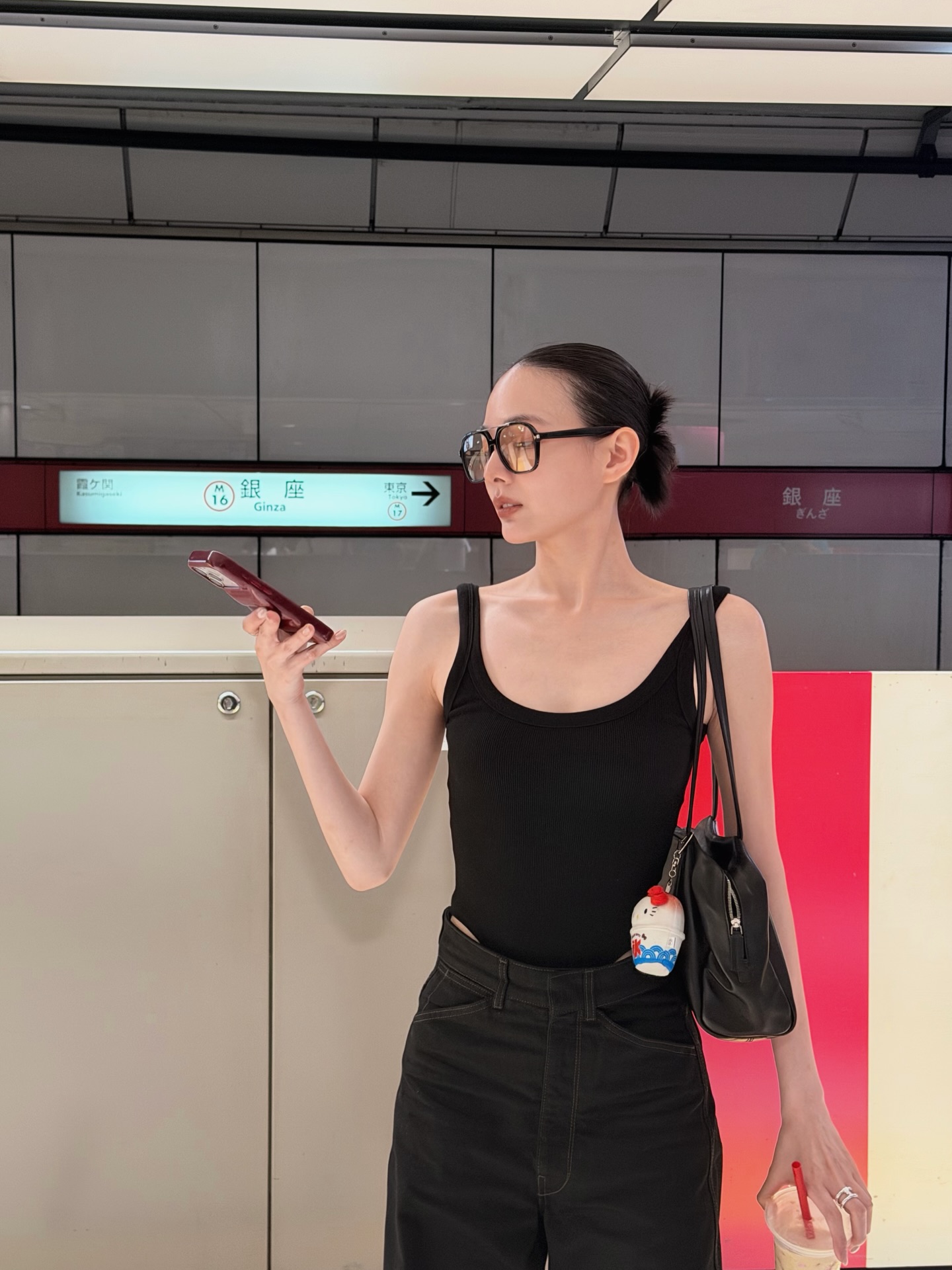 Joannaho1122黑色罗纹背心配高腰牛仔裤，全黑极简通勤知识分子风