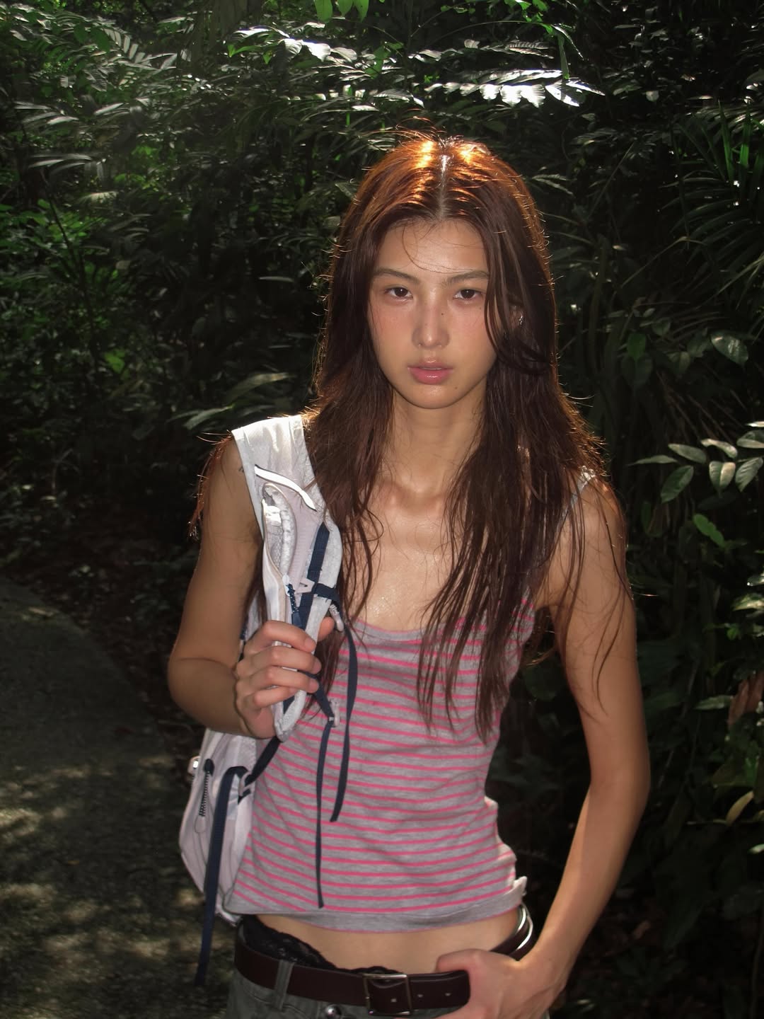 Yuyanisbueryan灰粉条纹吊带背心配低腰牛仔裤，千禧辣妹湿发户外机能风