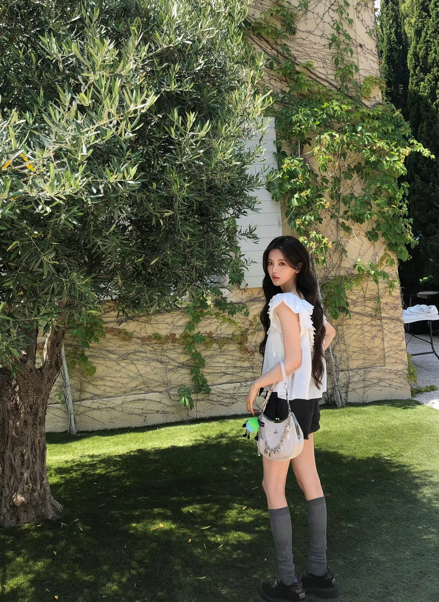 杨超越南法庄园甜酷少女，荷叶边衬衫配超短裤，黑白灰学院风