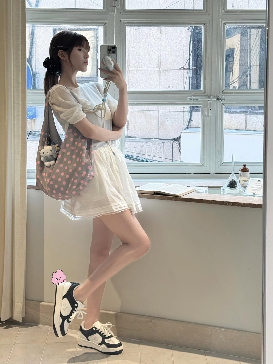 白色泡泡袖连衣裙+黑白厚底鞋 甜酷少女风穿搭