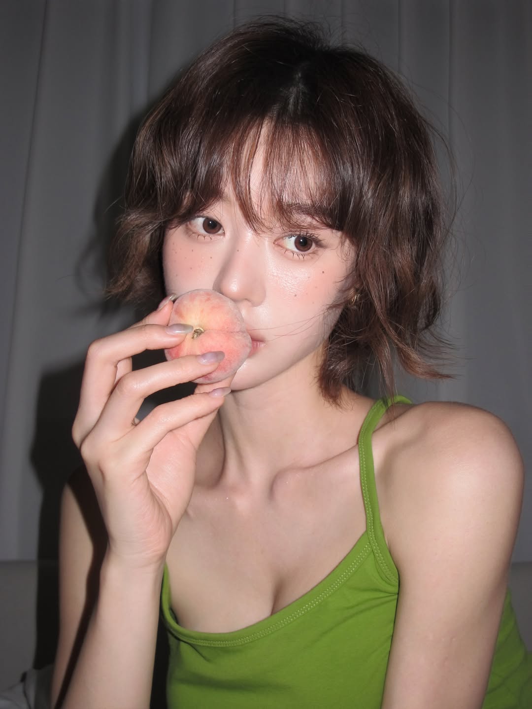 绿色吊带背心 复古辣妹纯欲风穿搭