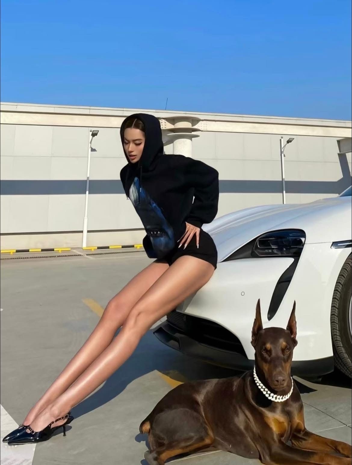 Mindset Tracker黑色连帽超短连衣裙配链条高跟鞋，暗黑辣妹权力女性