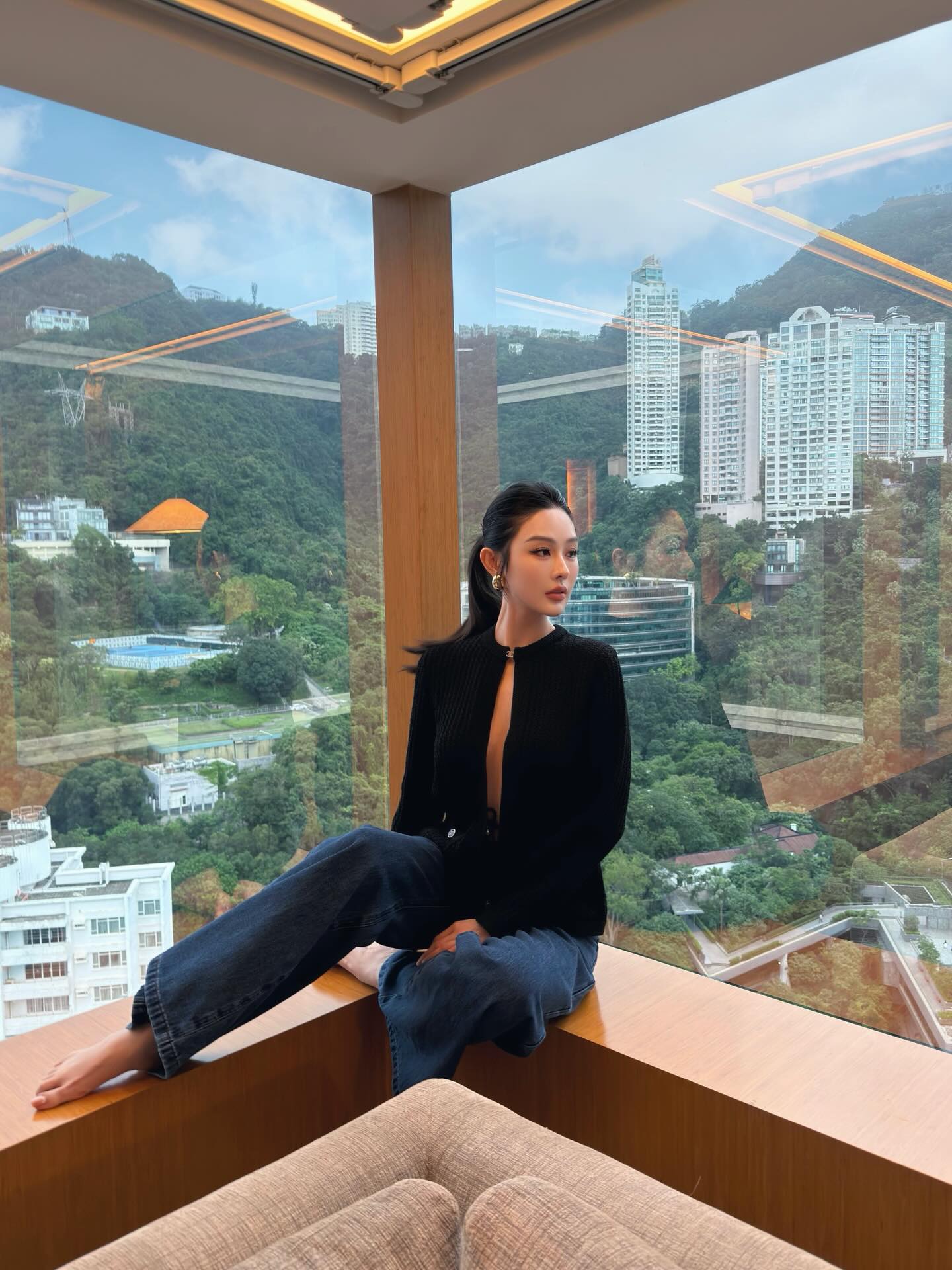 黑色针织开衫配深蓝阔腿牛仔裤，_yanchii 极简都市休闲风