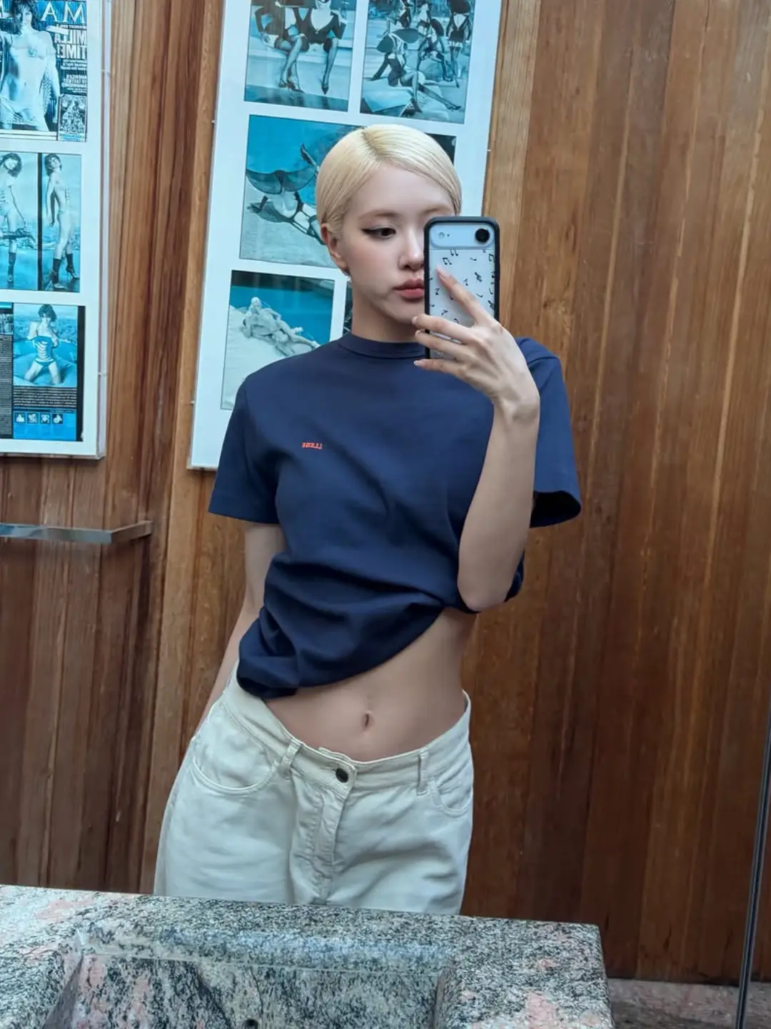 藏青短款T恤配白色低腰牛仔裤，blackpink_network Y2K千禧风