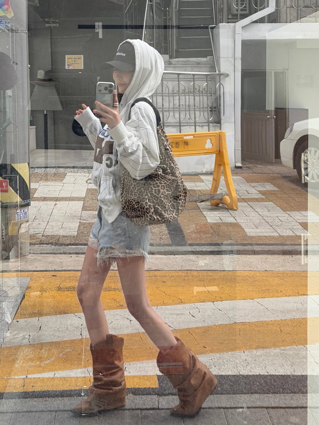 白卫衣牛仔短裤vivamoon美式街头风