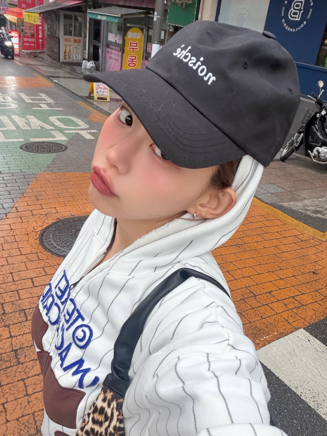 条纹卫衣配棒球帽 vivamoon 美式街头风