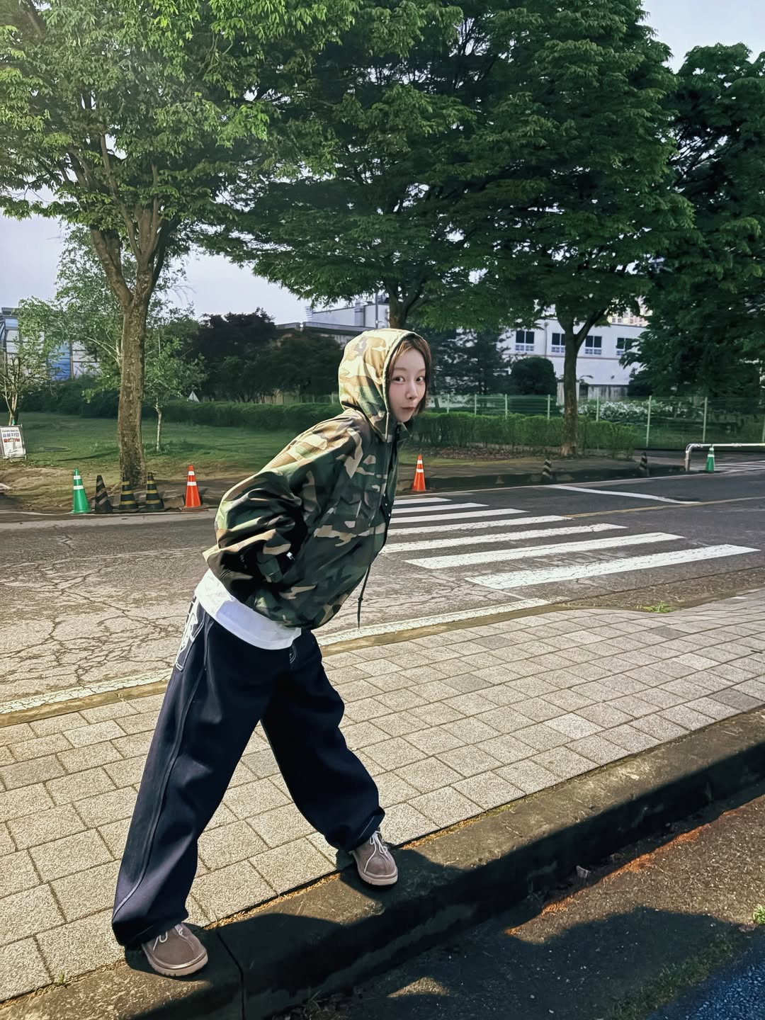 迷彩冲锋衣藏青裤，vivamoon的街头少年感