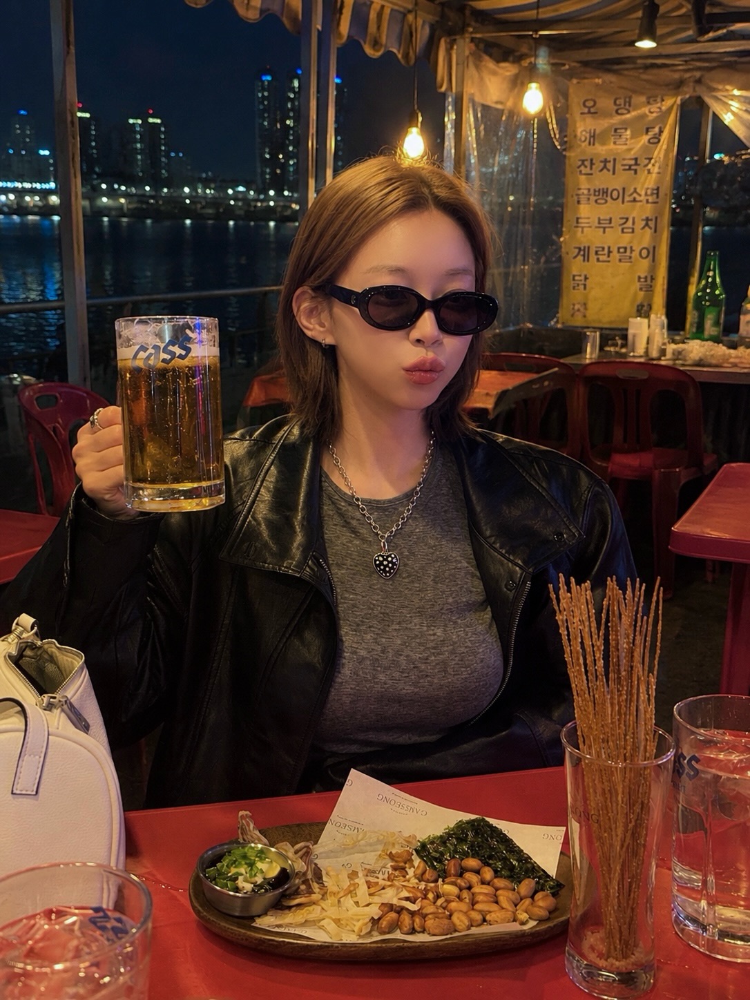 黑皮夹克灰T恤 vivamoon 酷感休闲风