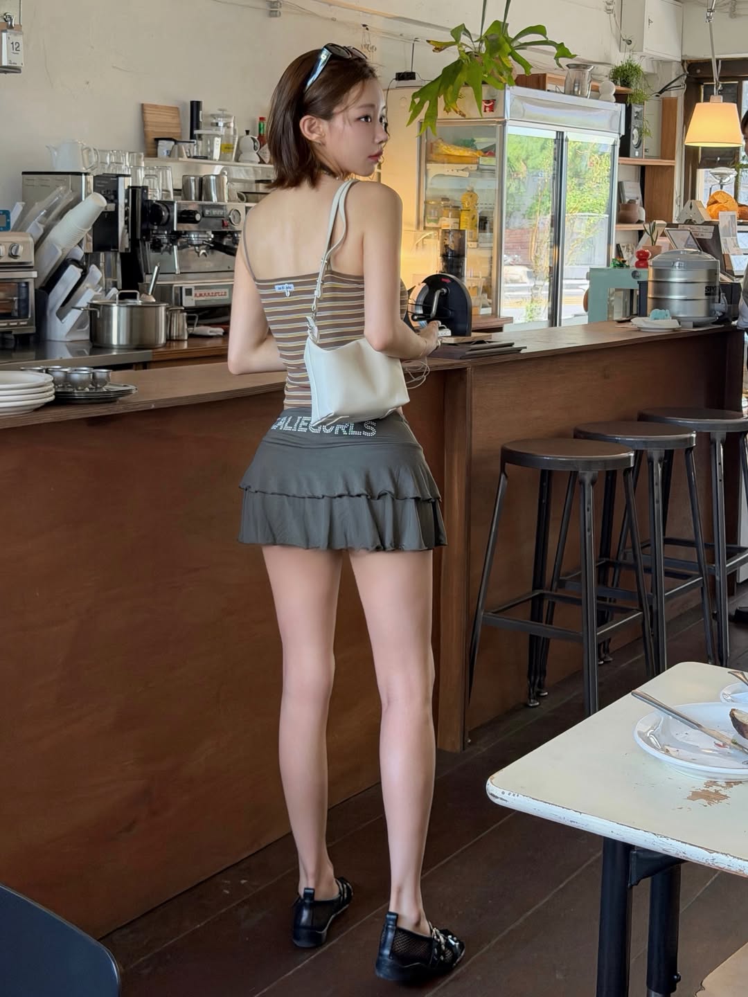 条纹吊带配灰褶裙，vivamoon的复古辣妹日常