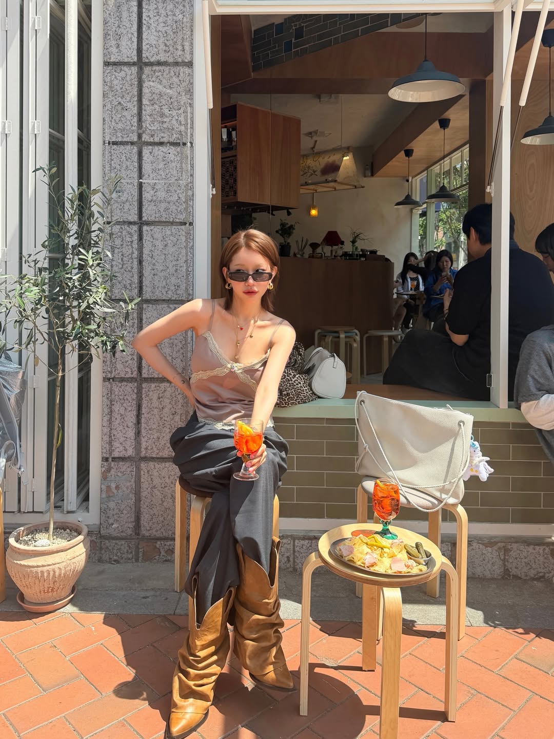 裸棕蕾丝吊带配西裤，vivamoon的意式慵懒