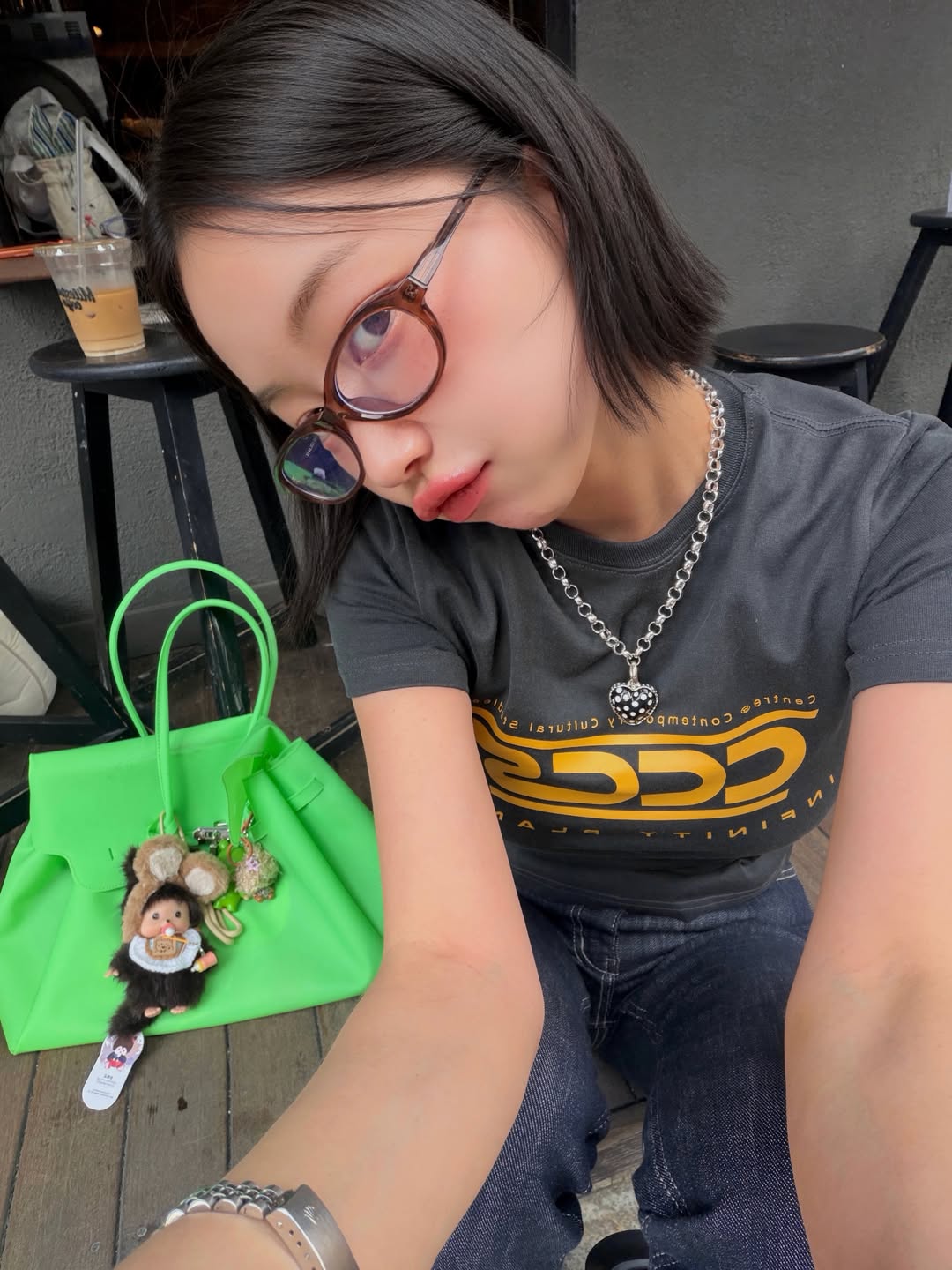 荧光绿包配灰T vivamoon 街头俏皮感