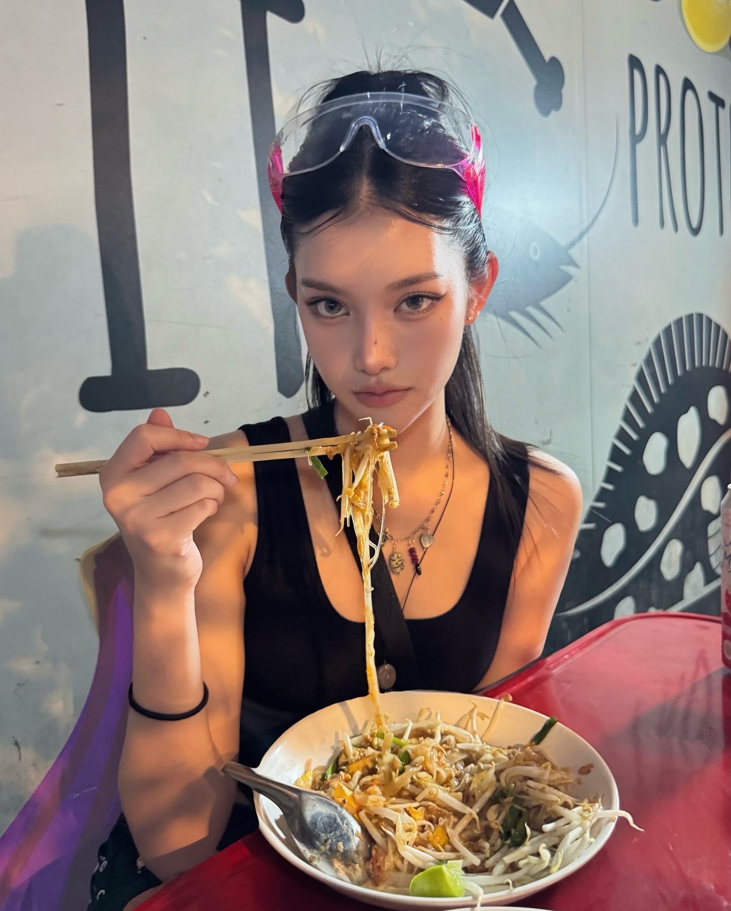 callme.moa黑色机能风背心叠戴项链，高马尾辣妹街拍