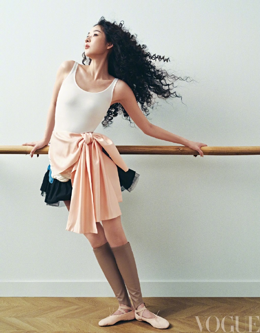 wolford米白吊带连体衣配芭蕾裙，Vogue舞蹈室优雅大片