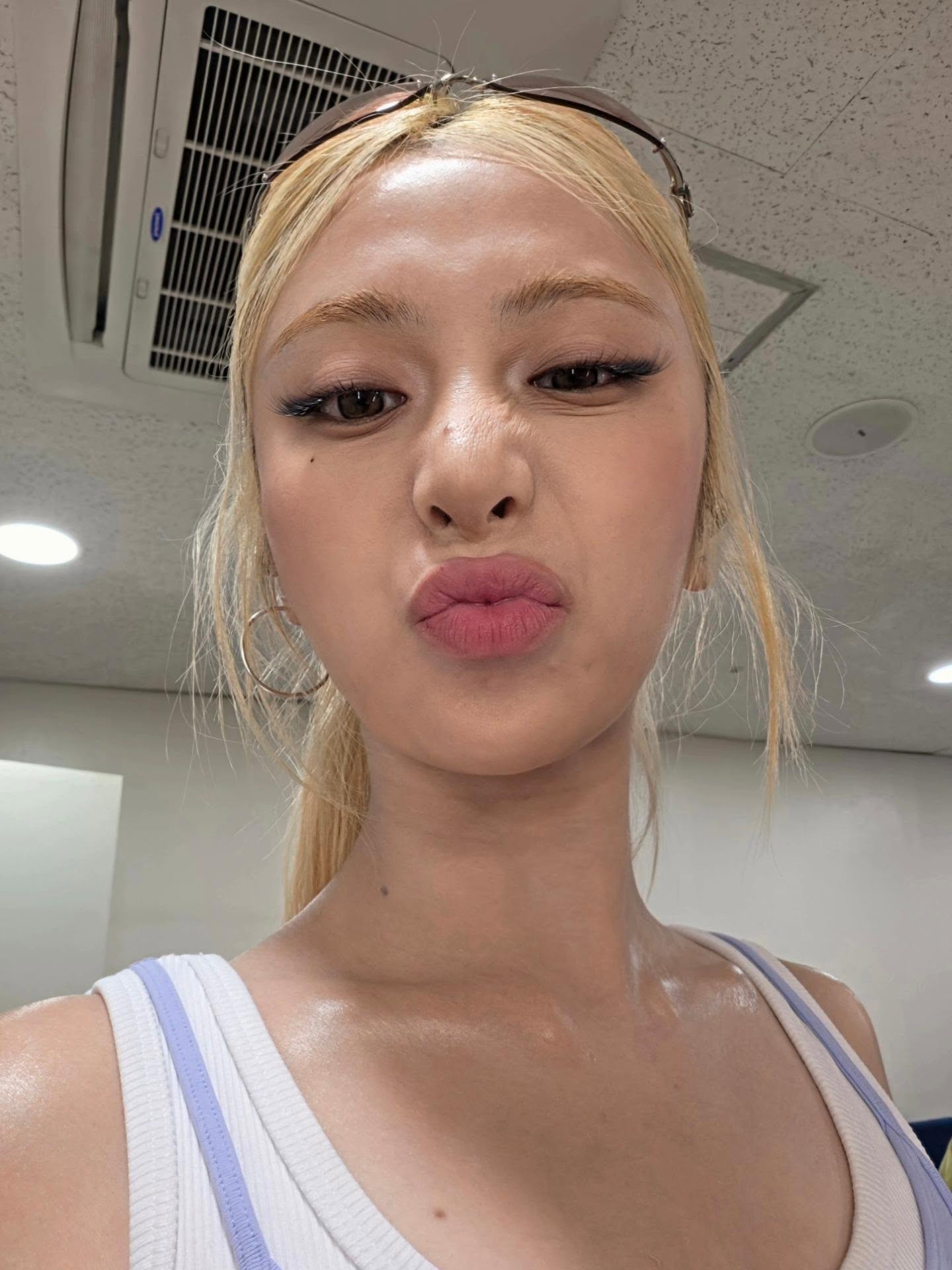 jenaissante黑色网纱拼接裙配尖头美甲，暗黑朋克辣妹