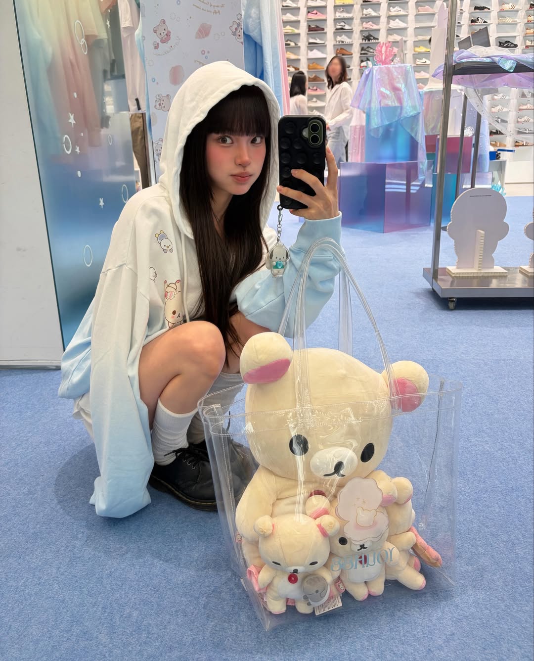 1o10蓝白印花卫衣搭白短裤配厚底鞋，原宿少女街头风