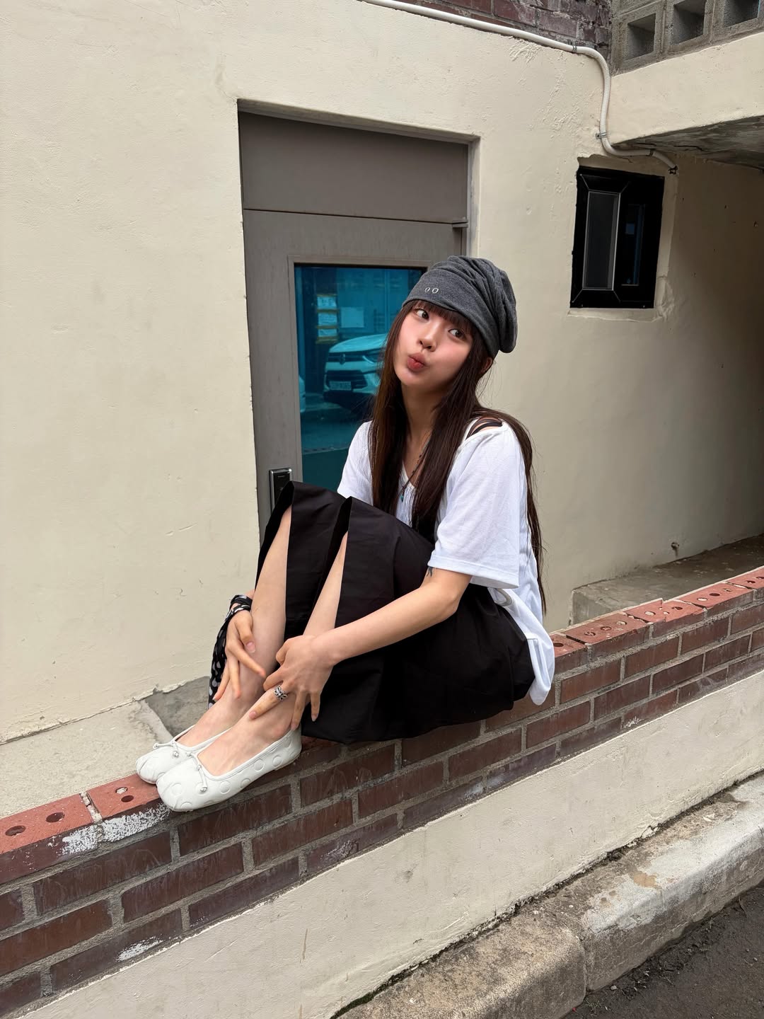 1o10白T搭黑阔腿裤配堆堆帽芭蕾鞋，极简韩系街头-街拍look