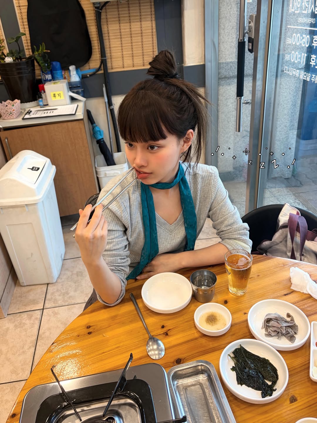 1o10灰色V领针织衫配蓝绿丝巾，韩系轻熟日常