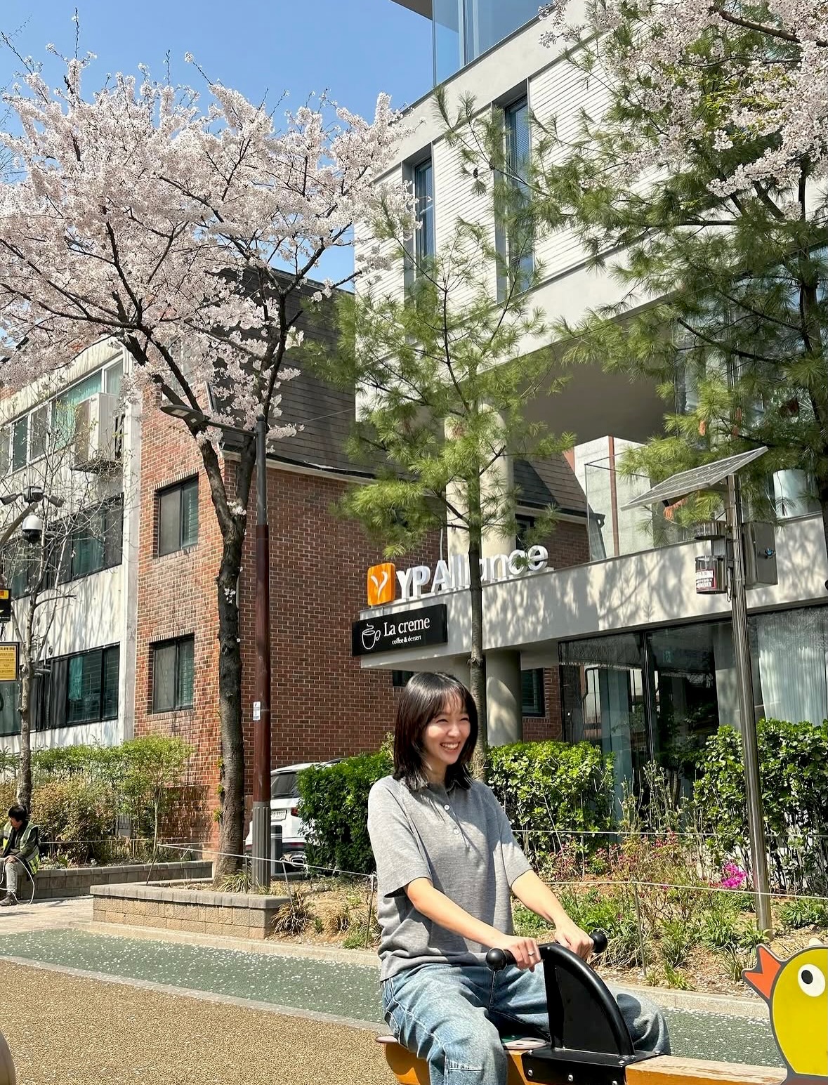 seojjoo浅灰卫衣搭深色下装，户外街头艺术风