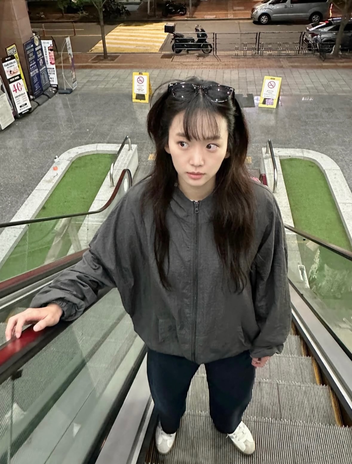 seojjoo深灰宽松卫衣搭黑色紧身裤，运动街头极简