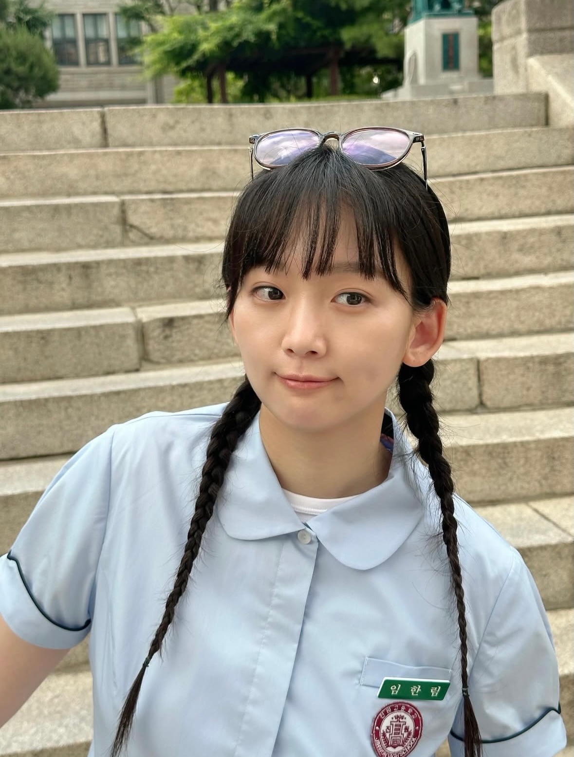 seojjoo浅蓝衬衫配双麻花辫，学院风少年感-街拍look